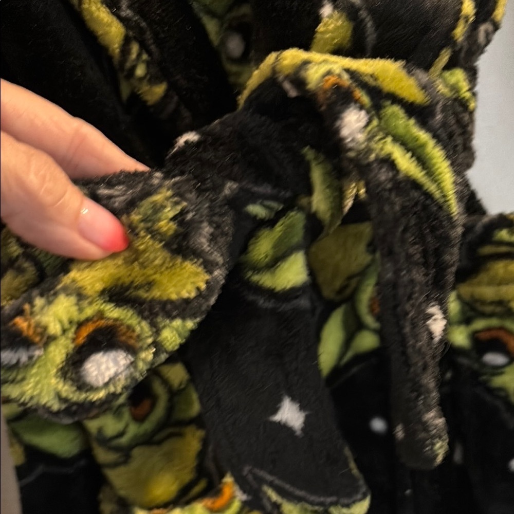 Star Wars Black and Green Silky Pajama Robe/ Baby Yoda/ Mandalorian - Picture 4 of 4
